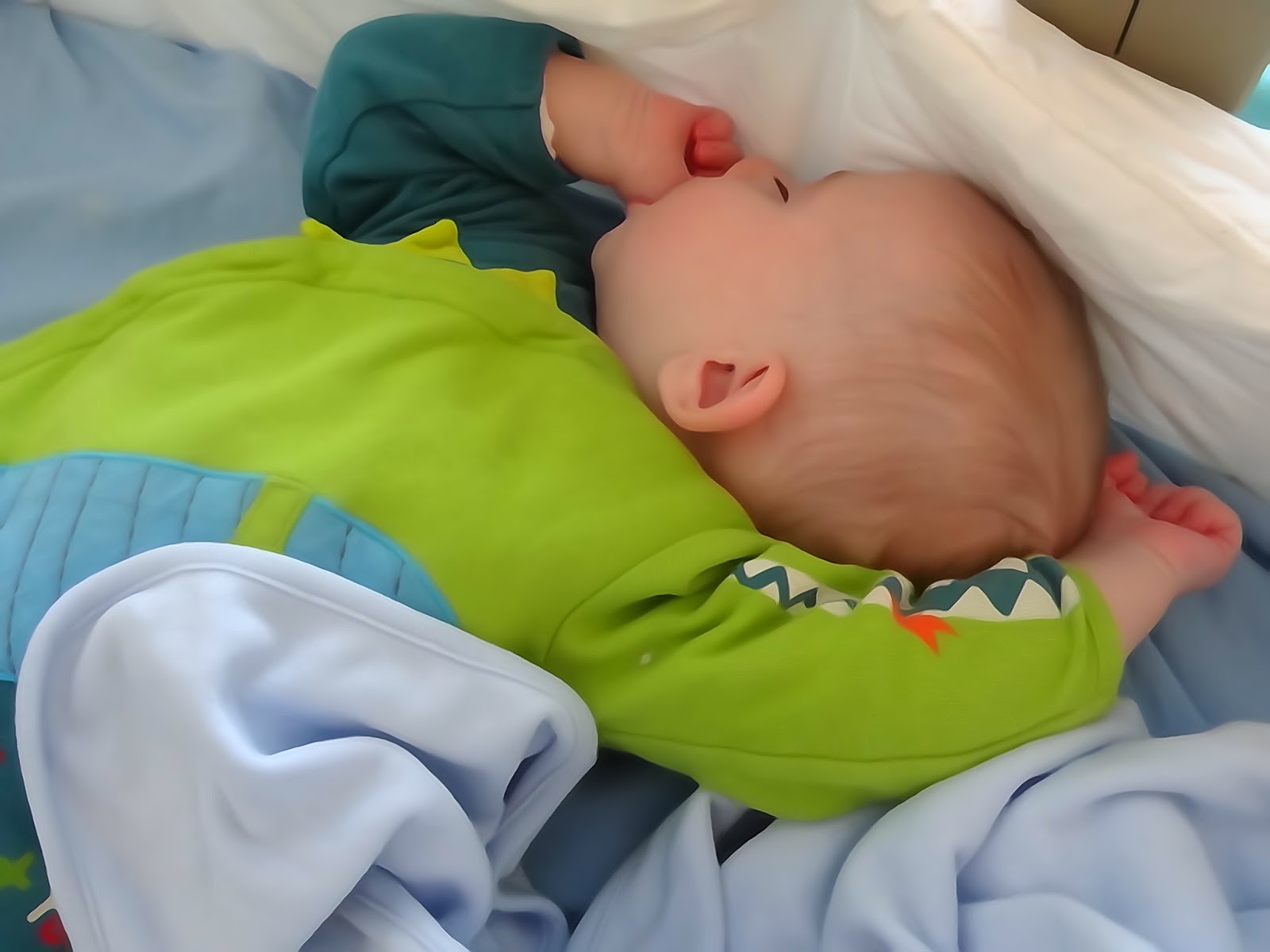 ☑ pourquoi bebe jette sa tete en arriere