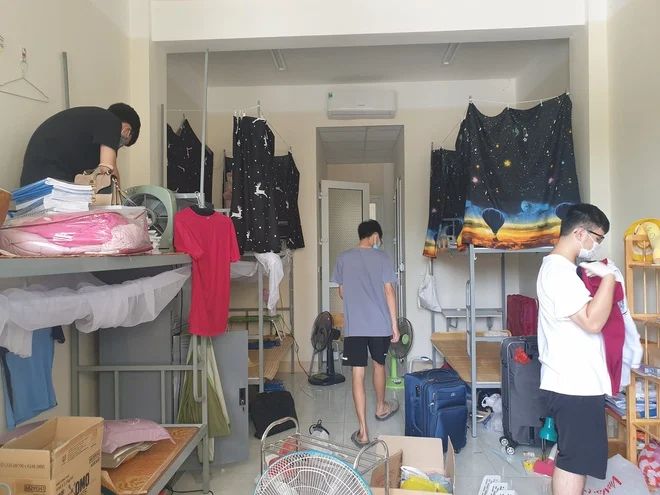 Thầy trò trường chuyên ở Hải Dương dọn ký túc xá làm nơi cách ly
