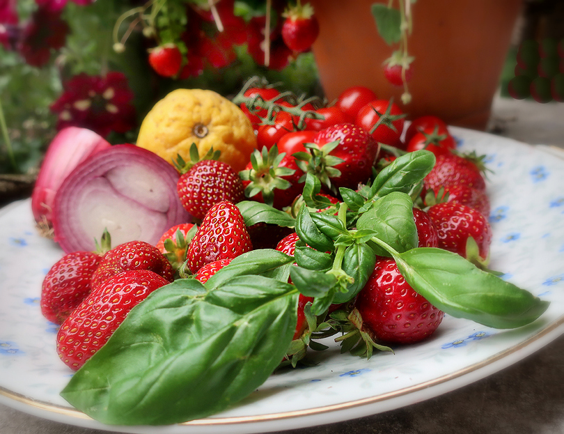Genussbereit: Auf dem Balkon: Erdbeer-Tomaten-Basilikum-Salat mit ... Genussbereit: Auf dem Balkon: Erdbeer-Tomaten-Basilikum-Salat mit ...