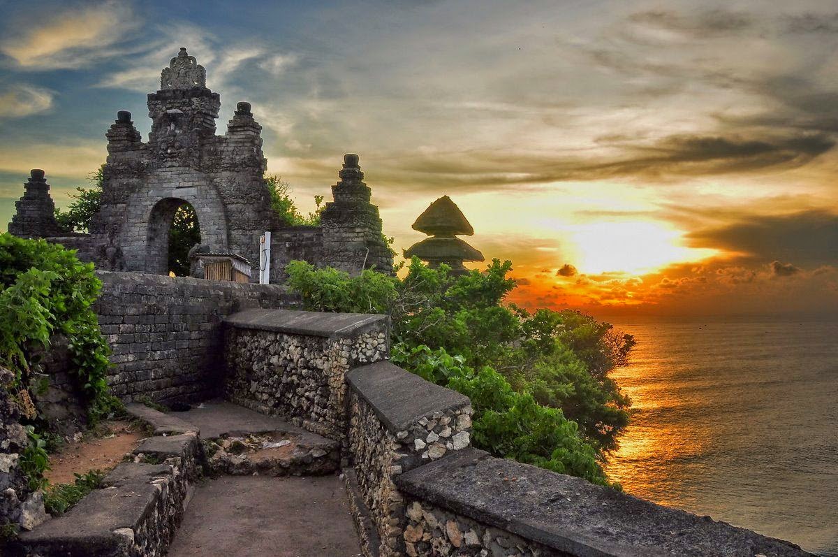Wisata Bali di Pura Uluwatu
