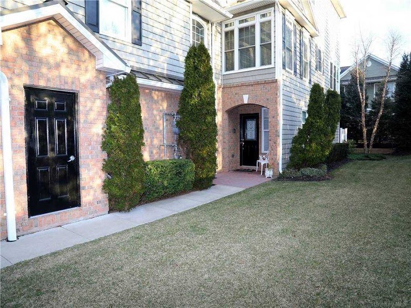 Meadowbrook Pointe Resales 428 Trotting Lane, Westbury, NY, 11590