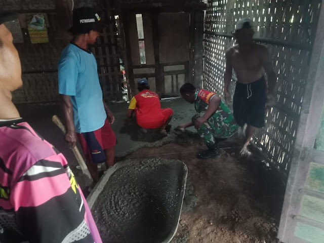 Kebersamaan Babinsa Dan Warga Cor Lantai Rumah Warga