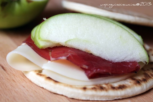 piadinette con carpaccio affumicato al limone, provola e mela verde