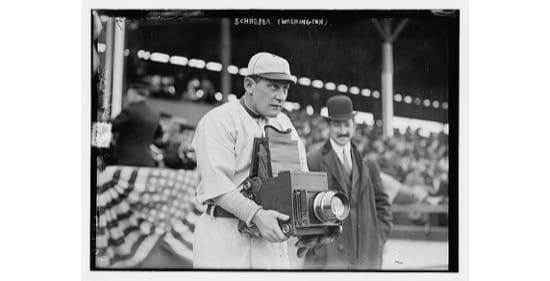 Herman Germany Schaefer, jugador de baseball, probando una cámara Herman Germany Schaefer, jugador de baseball, probando una cámara