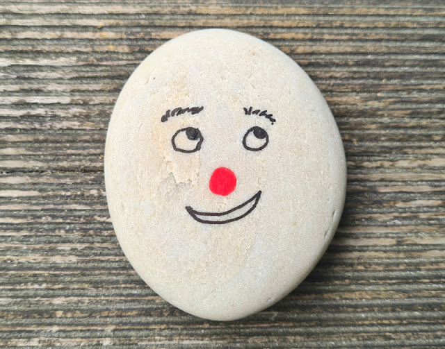 Steine mit Gesichtern bemalen: Eine einfache Anleitung & hilfreiche Tipps. Ein schönes Projekt für Kindergarten und Schule: Auf Steine Gesichter zeichnen und Emotionen zum Ausdruck bringen!