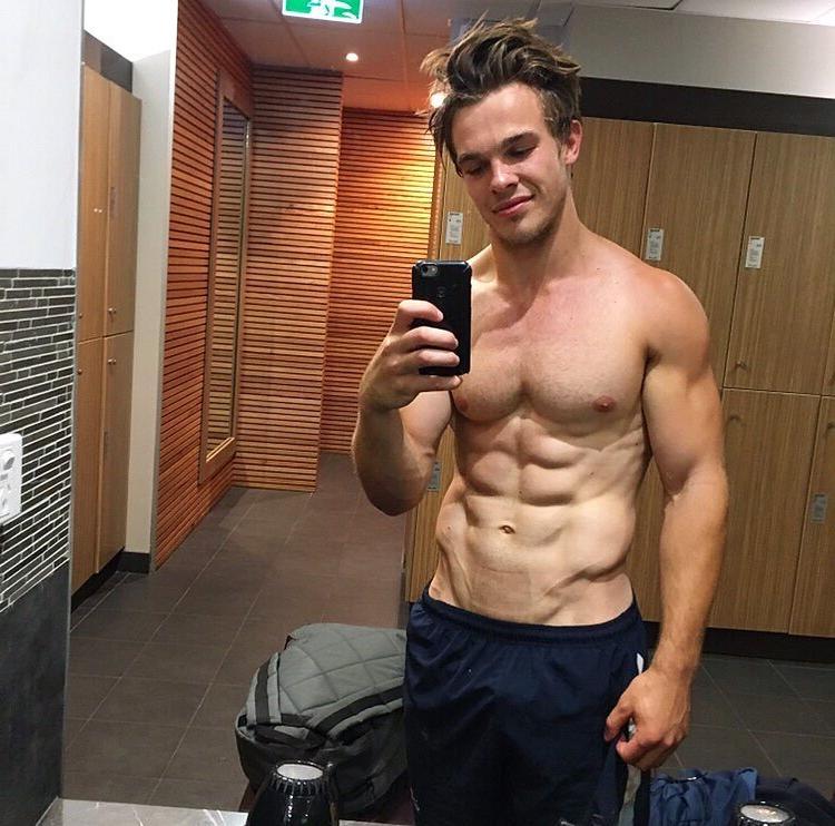 cute-smiling-gym-locker-boy-mirror-selfie-pecs-abs