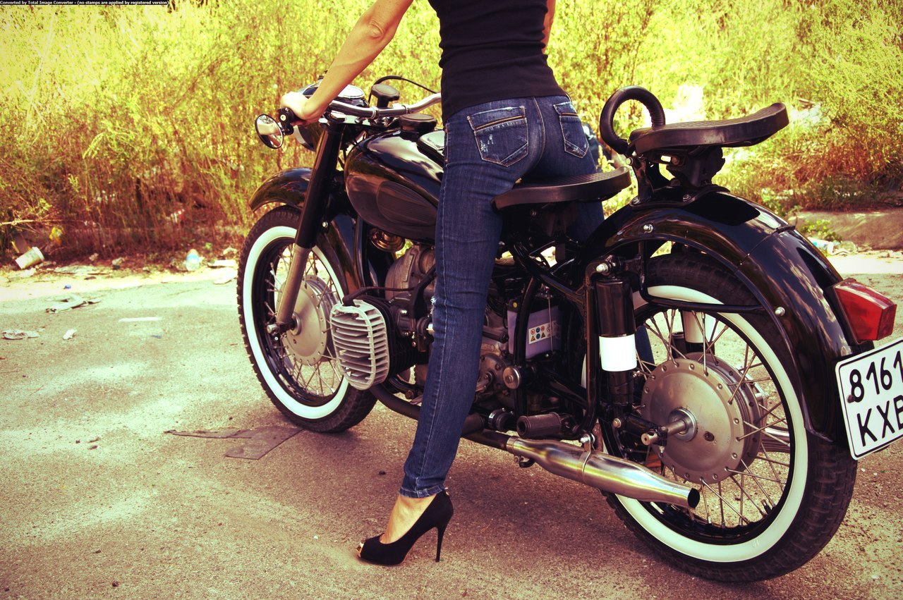 советские мотоциклы и девушки. заведи мото. Harley davidson с кикстартером. толкают мотоцикл. девушка на боббере.