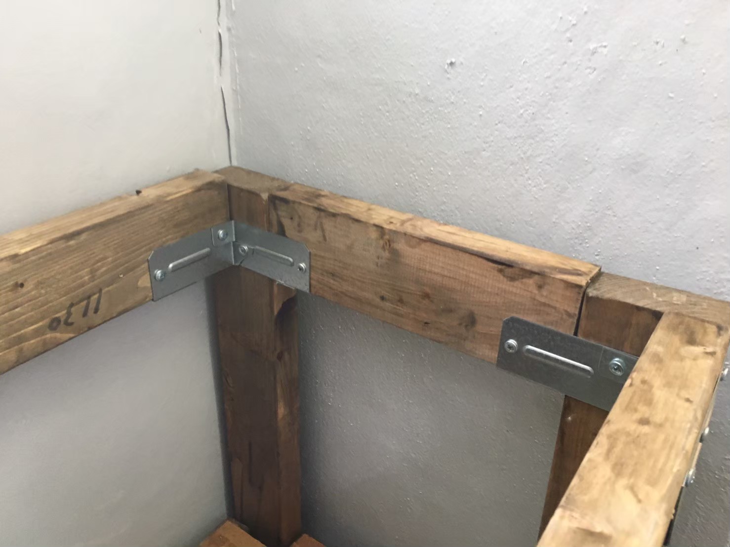 2x4材で階段下に棚を作る！ 僕らのガレージ