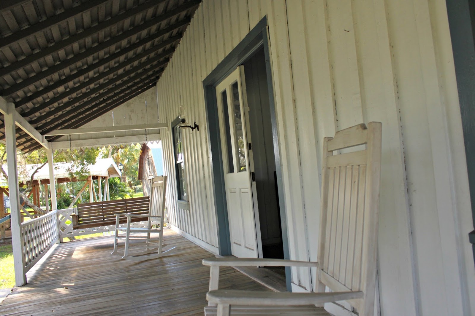 MadSnapper Front Porch Swings