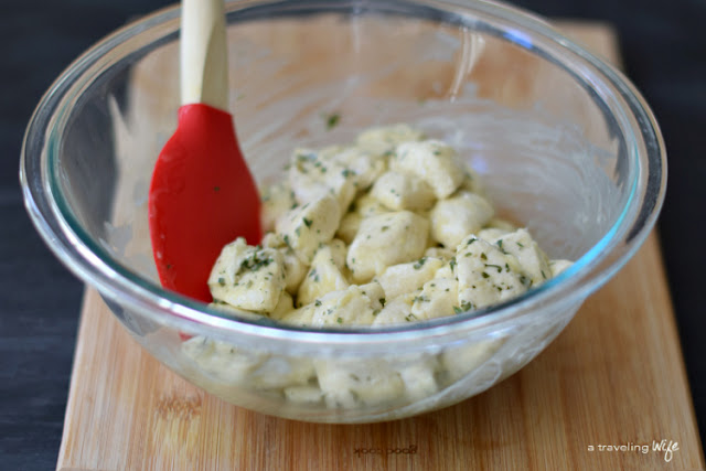 Garlic Parmesan Pull-Apart Rolls | Thanksgiving | www.atravelingwife.com | Recipe