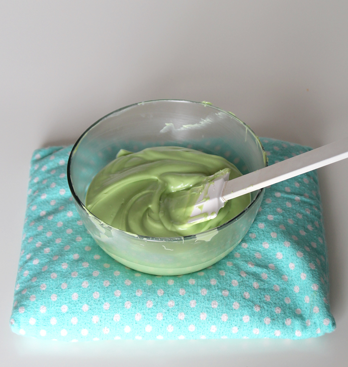 Tips for Working with Chocolate Melts Use a heating pad to keep chocolate melted longer!