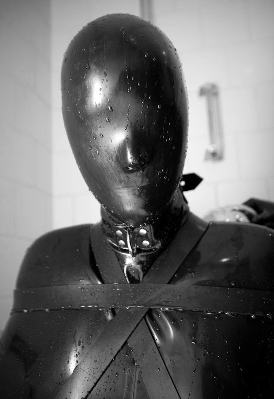 rubber bondage, subspace slave hood, rubber discipline mask, breathplay hood, sensory deprivation mask, strict bondage hood, male slave bdsm, gummifetisch, gummisklave, sklave kopfmaske, fetisch maske