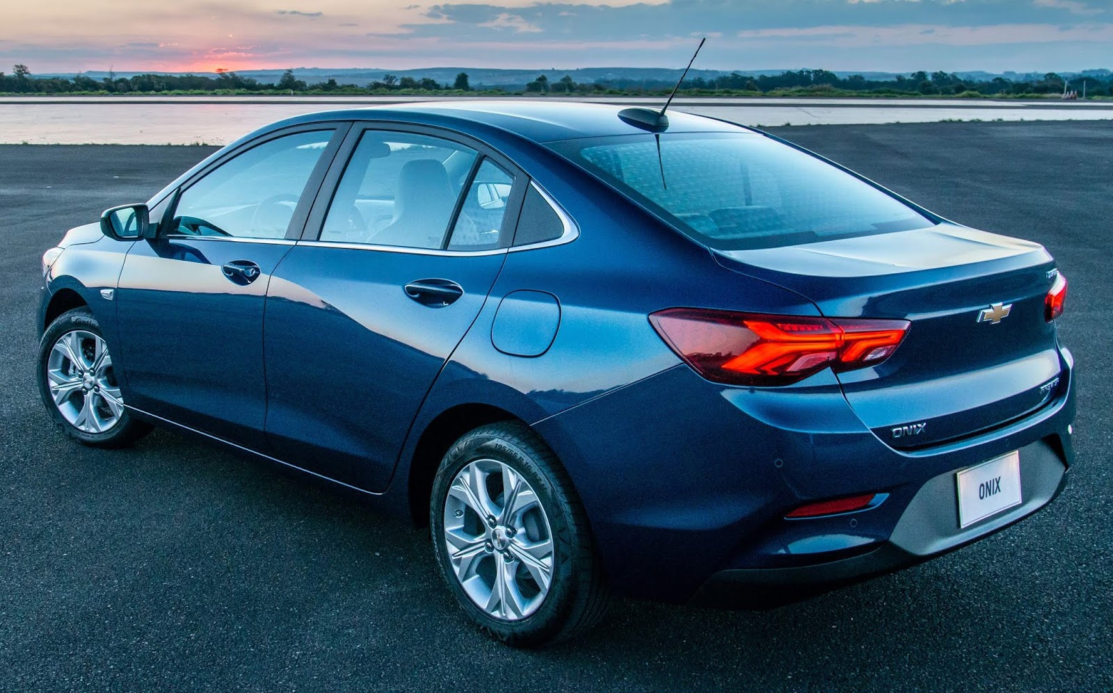 Chevrolet Onix Plus Premier 2020 (Azul Seeker) em detalhes