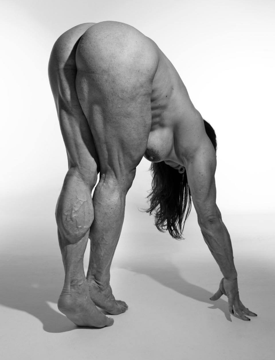 Fisiculturista Alê Grimaldi posa para ensaio de nu artístico em estúdio. Foto: Andre Arruda