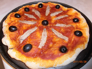 Pizza con alici e olive nere