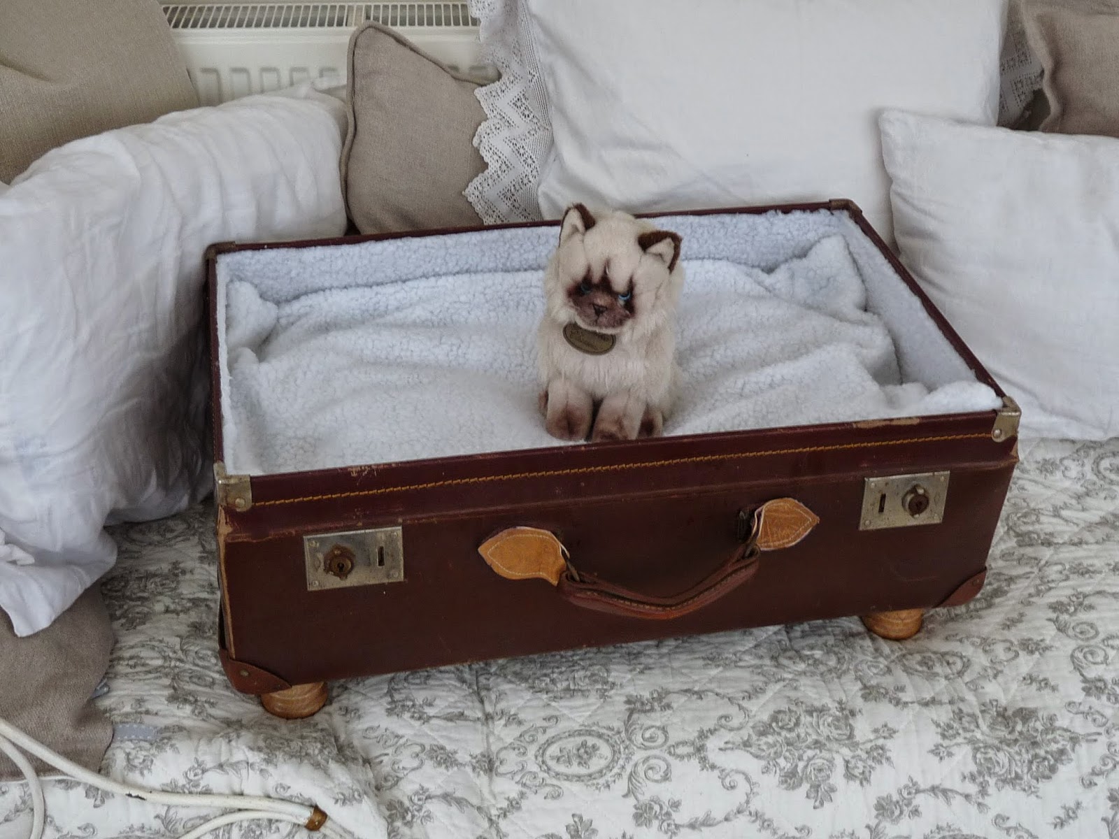 I Love My Home Suitcase to pet bed makeover