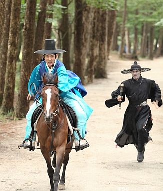 Eun Oh saving Arang from the Reaper via heyladyspring.com