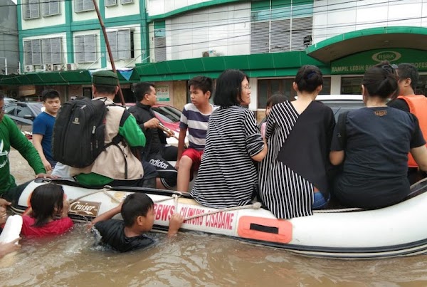 FPI Evakuasi Warga Tionghoa dari Banjir di Bekasi, Nih Fotonya