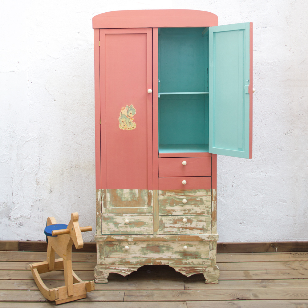 Un armario infantil de diversos colores Un armario infantil de diversos colores