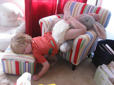 10 fotos graciosas de niños que se quedaron dormidos mientras jugaban
