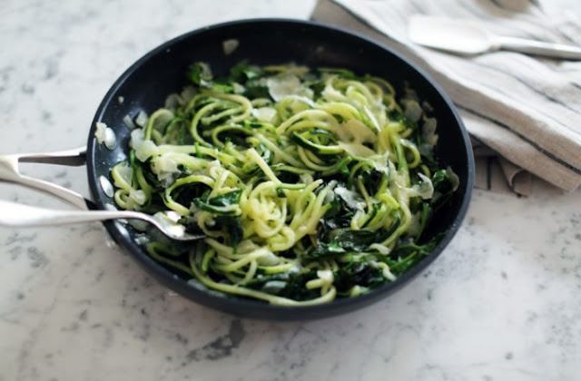 5-Ingredient Spinach Parmesan Zucchini Noodles #healthy #glutenfree