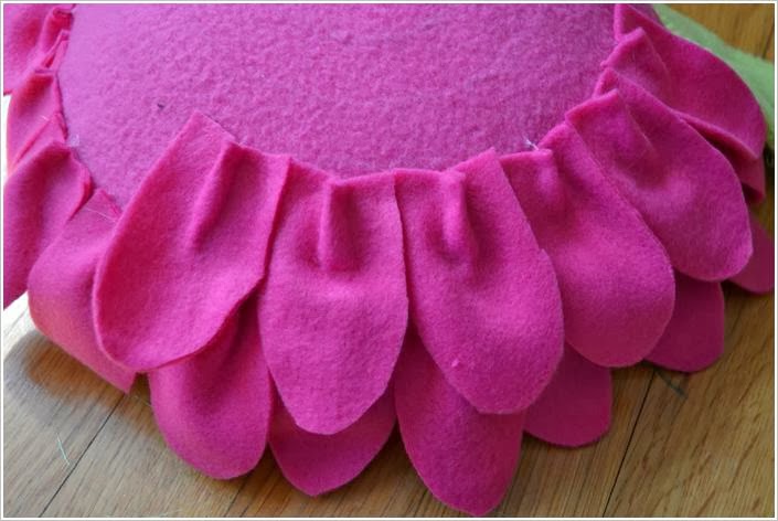 Подушка из флиса. Fleece Flower Petal Pillows DIY tutorial