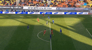 10년동안 무승부가 1번밖에 없었던 라이벌전... 0대0으로 끌려가던 추가시간 원정팀이 2분56초에 골킥을 차게 되는데...gif | 인스티즈