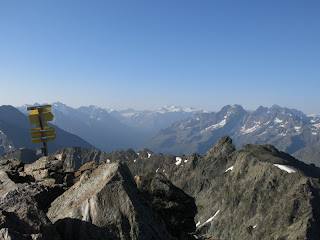 Gipfelwegweiser am Wildgrat mit Wildspitze und Kaunergrat im Hintergrud