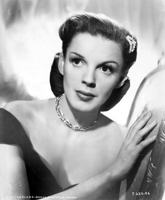 30 Beautiful Black and White Portrait Photos of Judy Garland in the