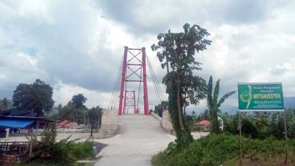 Area kios dan jembatan merah Batang Labuah