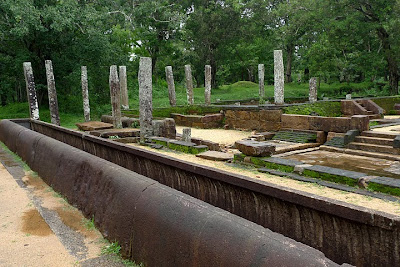 рисовое каноэ, каменный желоб в Анурадхапуре, трапезная монастыря Абхайягири, развалины, руины храма Шри-Ланки