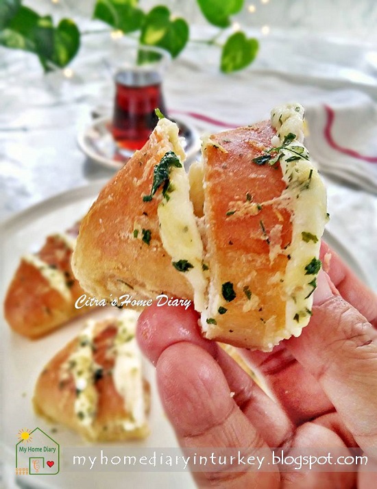 Hasselback Cream Cheese Bread | Çitra's Home Dairy. #hasselbackbread #creamcheesebread #koreangarlicbread #breakfastidea #brunch #asianbread