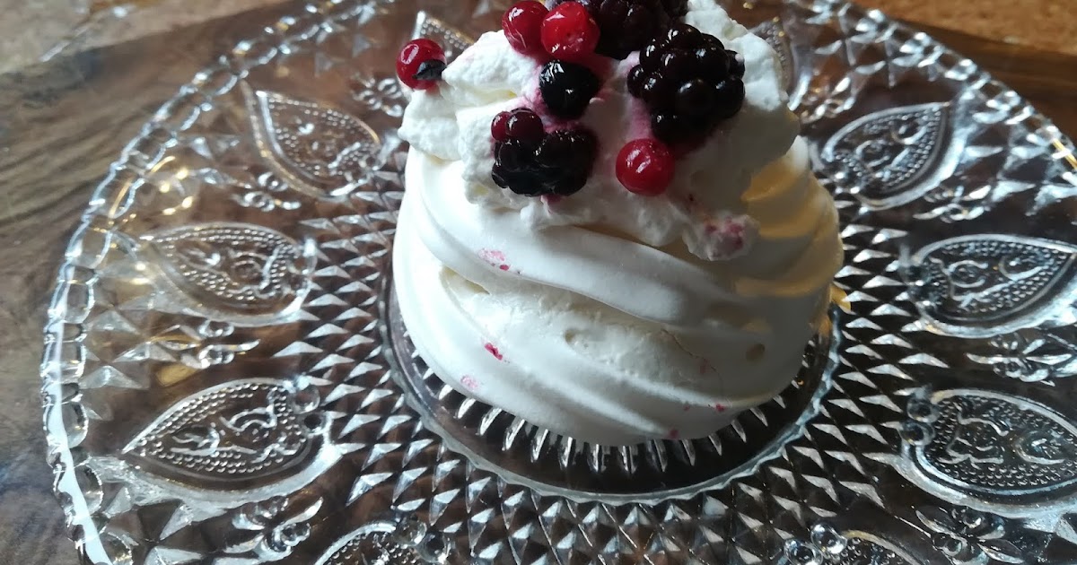 Mini pavlova ai frutti di bosco