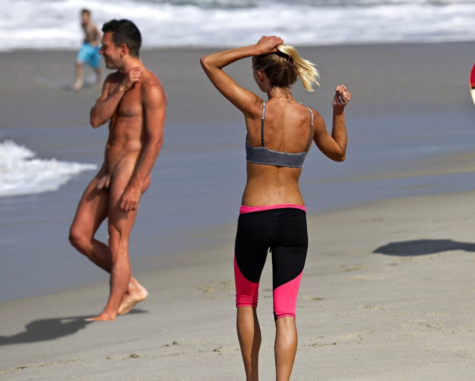 Public Beach Strangers make friends in CFNM.