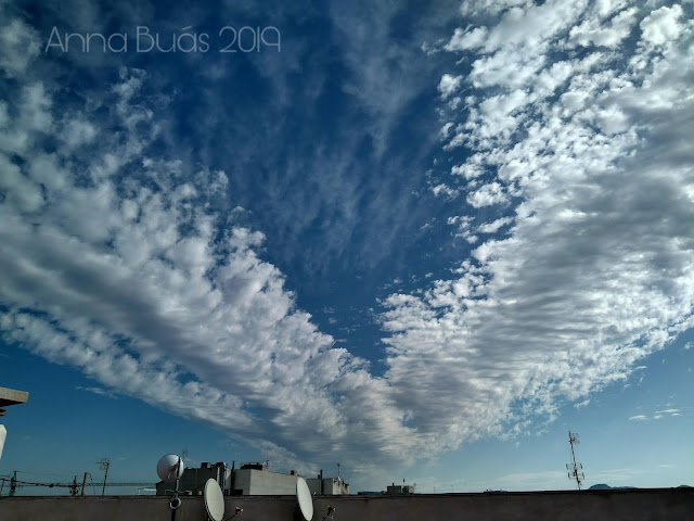 "Es tiempo de actuar" 5 de 6. Fotografía: Anna Buás 2019  para https://labrujulazulfoto.blogspot.com; Nubes en forma de flecha que marcan la dirección del viento en altura.