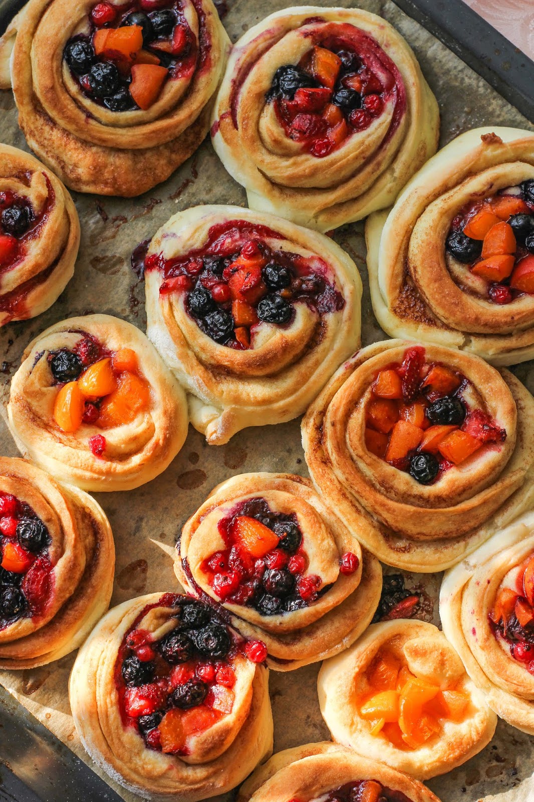 DROŻDŻOWE CYNAMONOWE ZAWIJASY Z OWOCAMI