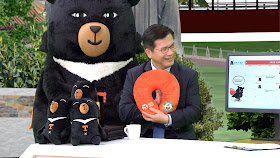交通部長林佳龍帶著觀光宣傳大使喔熊於節目中分享旅遊秘境及周邊商品。