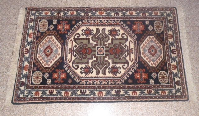 tappeto di Kazak che sembra pulito ma è sporco