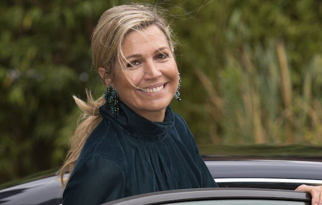 Queen Maxima's fashion wore a soft shiny top, neat trousers with wide legs, high heels and a pair of good earrings from Natan