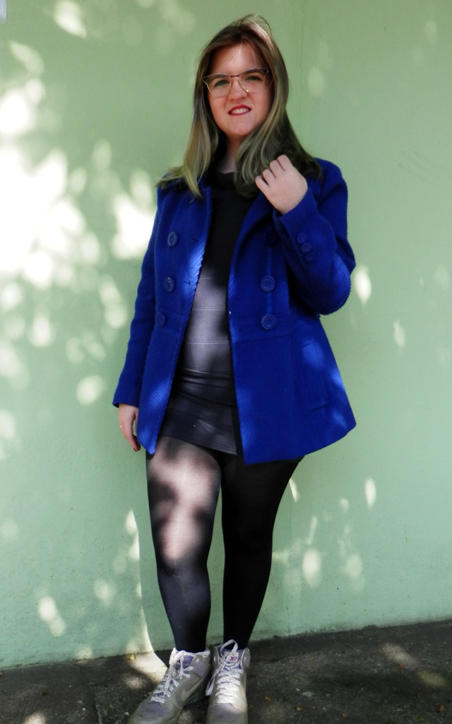 look vestido justo e tenis