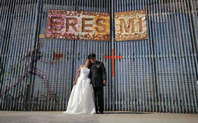 Pareja se cada frente a muro fronterizo en Tijuana 