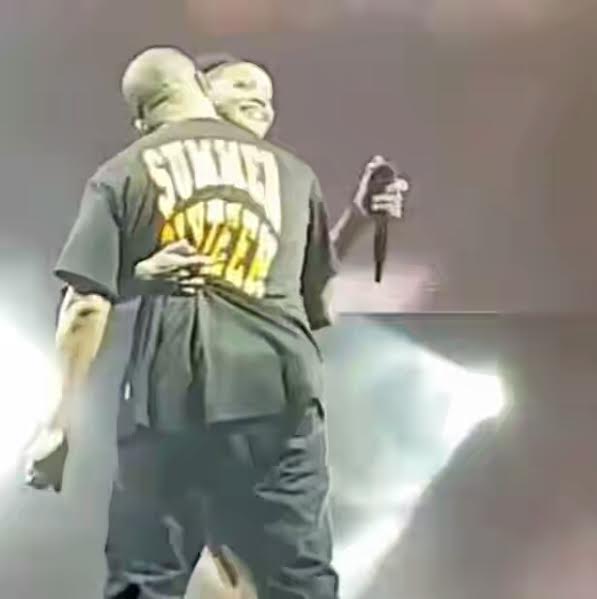 For Real! Rihanna & Drake Kiss On Stage Again For Real! Rihanna & Drake Kiss On Stage Again