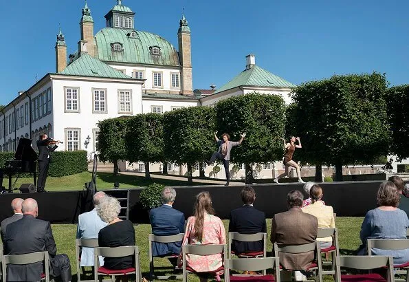 Summer floral dress and fuchsia dress. Fredensborg castle