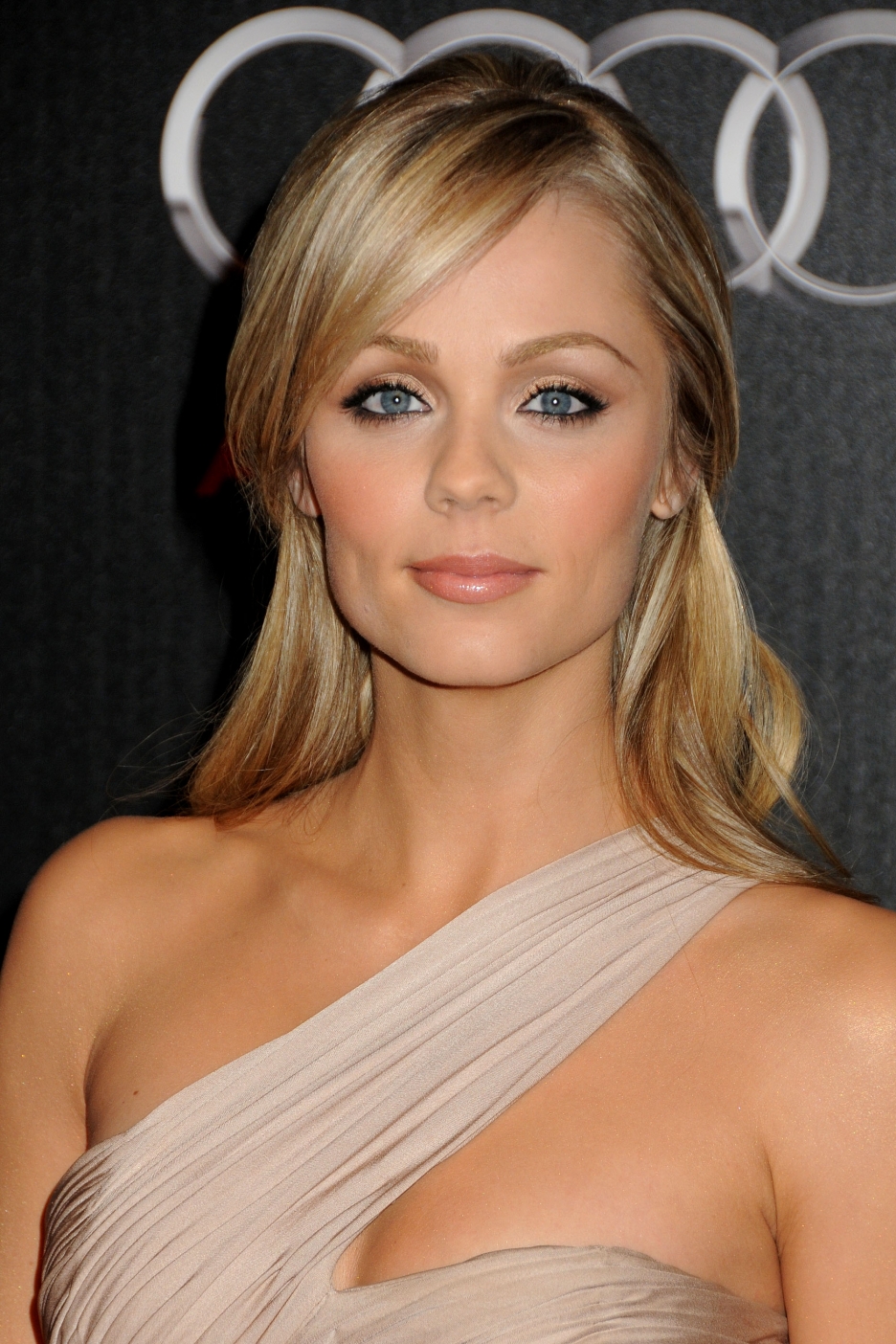 Laura Vandervoort Height, Weight And Body Measurements | olala