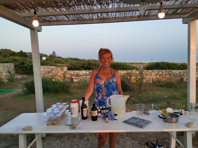 La preparazione dello shampoo solido al karité sul mare La preparazione dello shampoo solido al karité sul mare
