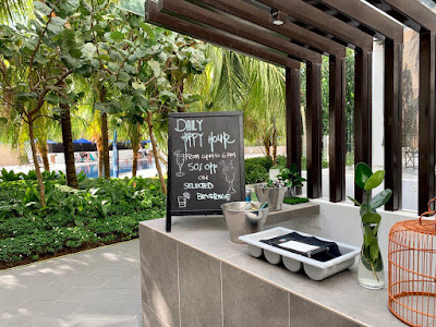 Poolside bar with daily Happy Hour promotions