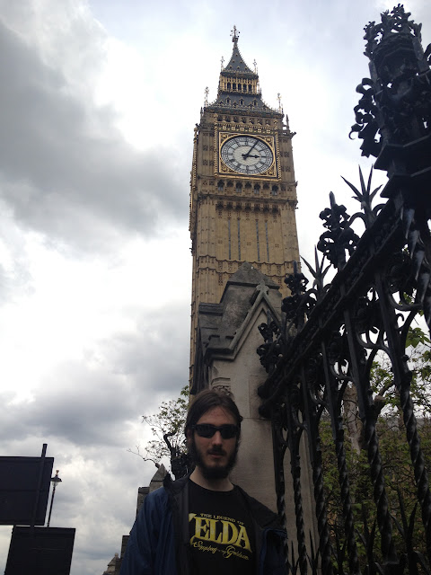 Big Ben in the clouds journaljose.blogspot.com / petiteetgrandebretagnes.blogspot.com