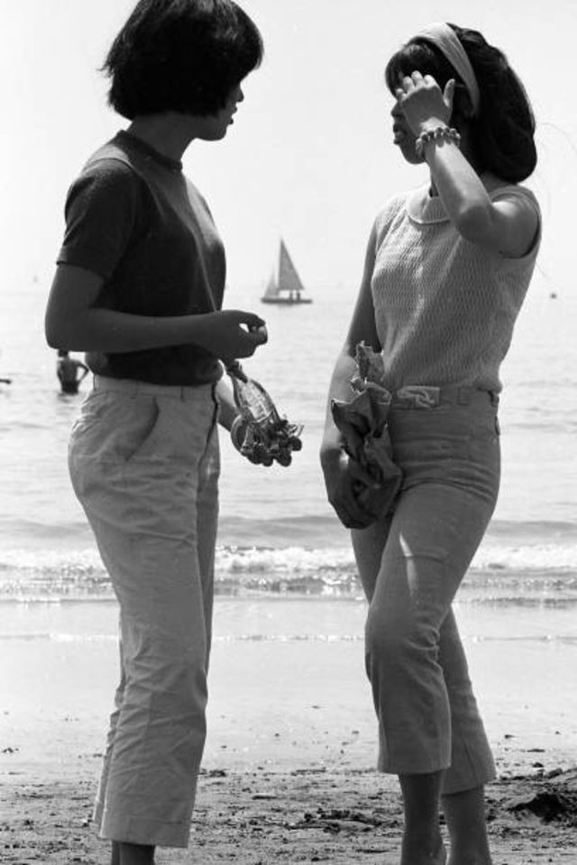 Candid Photographs Captured Beach Goers Relaxing at