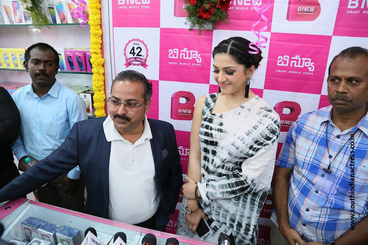 Mehreen Pirzada launches B New Mobile Store