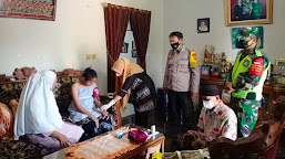 Beri Rasa Aman, Personel Polres Pandeglang Dampingi Nakes Laksanakan Vaksinasi ODGJ